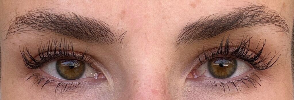 Vorher-Nacher Bild meiner Wimpern nach 6 Wochen mit Wimpernserum
