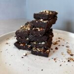 Gesunde vegan Proteinriegel mit Schoko Brownie Geschmack, natürlich mit Datteln gesüßt