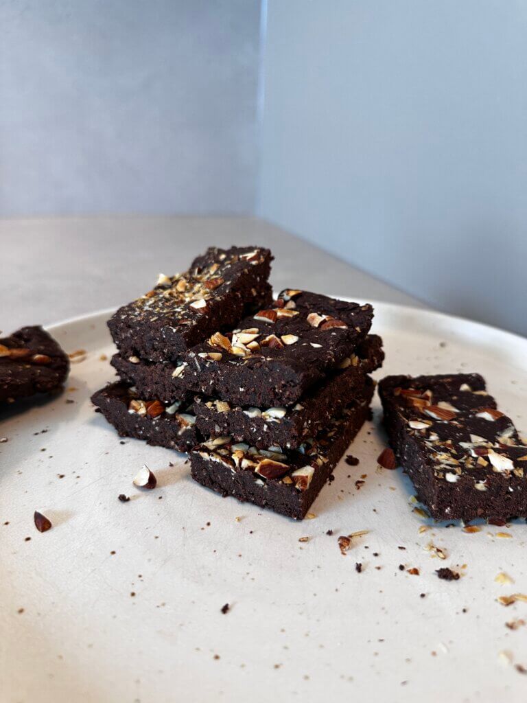 Selbstgemachte Brownie-Proteinriegel mit Mandeln – gesunder schokoladiger Snack ohne Zucker, ideal nach dem Training