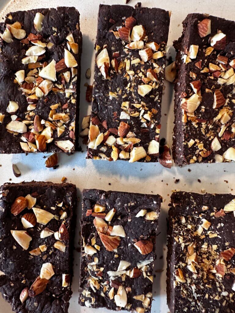 Selbstgemachte vegane Proteinriegel in einer Form, ohne Zuckerzusatz und mit pflanzlichem Eiweißpulver