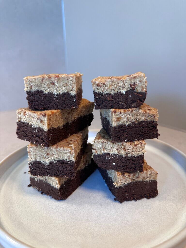 Selbstgemachte Black & White Proteinriegel aufgeschnitten auf Teller