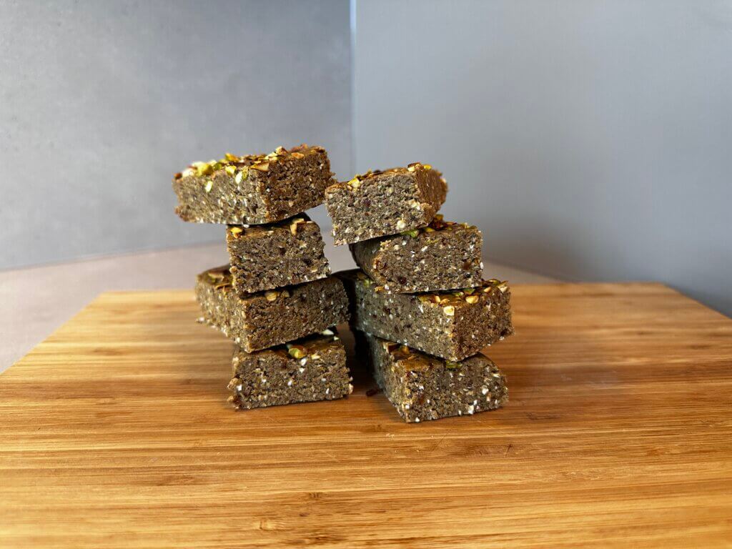 Selbstgemachter Pistazien-Proteinriegel mit grüner Nuss-Farbe, gesunder Snack mit viel Eiweiß