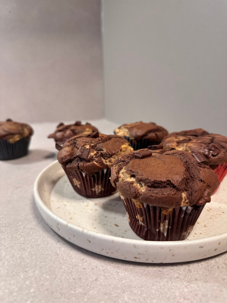 Protein-Marmor-Muffins mit Pistazienkern – zuckerfreies Mama-Rezept mit Datteln gesüßt